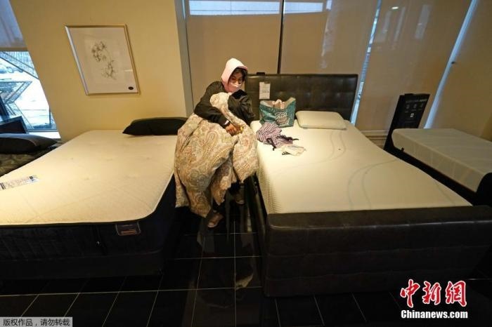 當(dāng)?shù)貢r間2月17日，美國得州的一家畫廊兼家具店內(nèi)，大批民眾來此避寒取暖，其中不乏一些人帶著被子來過夜。美國近日遭遇極寒天氣侵襲，多地氣溫創(chuàng)近年新低，其中得州災(zāi)情最嚴(yán)重，暴風(fēng)雪導(dǎo)致電網(wǎng)在酷寒中癱瘓，約400萬居民家中長時間停電。美國國家氣象局表示，得州休斯敦等地的氣溫甚至比靠近北極圈的阿拉斯加還要低。