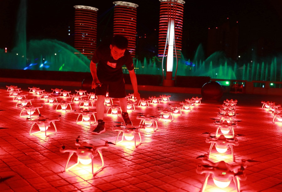 超震撼！500架無人機扮靚青城夜空