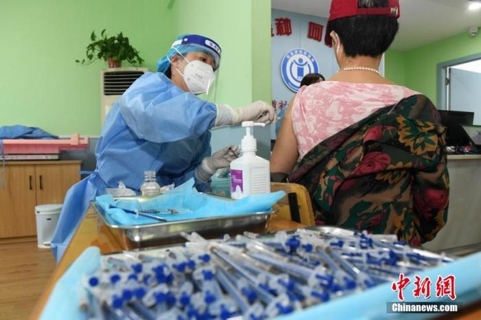 資料圖：市民來(lái)到醫(yī)院接種新冠疫苗。 楊華峰 攝