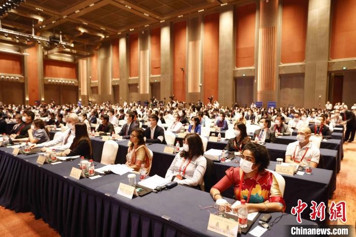 500余名專家學(xué)者、嘉賓代表以線上線下方式參加開幕式?！∈⒓样i 攝