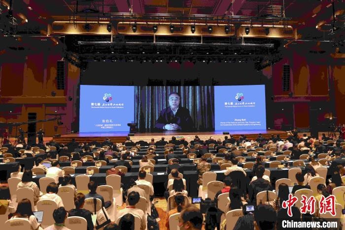 中國工程院院士、“人民英雄”國家榮譽稱號獲得者張伯禮通過視頻發(fā)表主旨演講?！∈⒓样i 攝