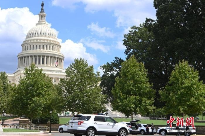 當(dāng)?shù)貢r(shí)間8月19日，一名男子駕駛黑色皮卡至國(guó)會(huì)圖書(shū)館前，并聲稱(chēng)車(chē)上有炸彈。該事件導(dǎo)致美國(guó)國(guó)會(huì)大廈周邊街道封鎖，警方還疏散了周邊國(guó)會(huì)辦公樓和聯(lián)邦最高法院里的工作人員。圖為警方在美國(guó)會(huì)大廈西側(cè)廣場(chǎng)警戒。 <a target='_blank' href='http://www.chinanews.com/'>中新社</a>記者 陳孟統(tǒng) 攝