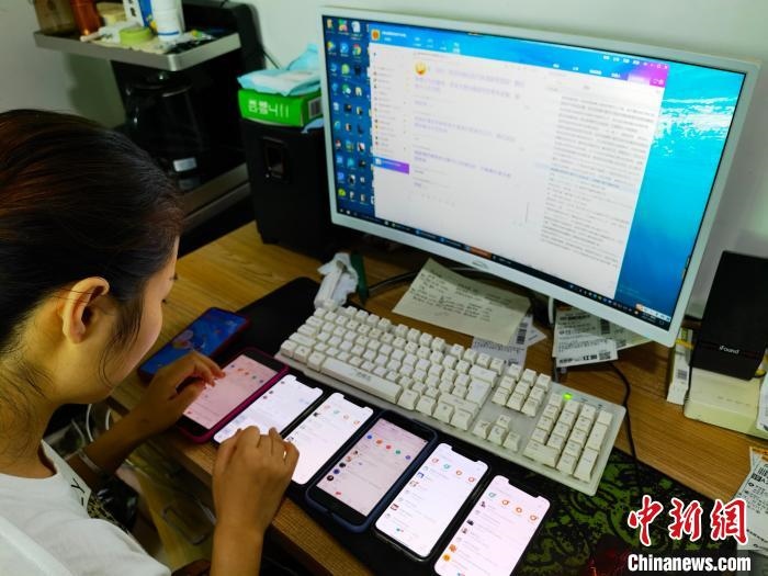 圖為網(wǎng)絡(luò)客服為網(wǎng)上“專車座套”客戶答疑釋惑。　呂子豪 攝