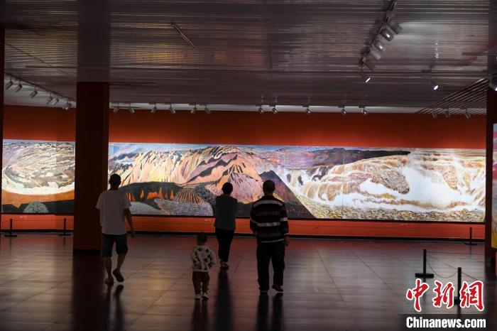 162米巨幅油畫長卷《黃河》吸引市民駐足觀看。　楊華峰 攝