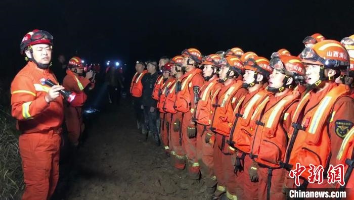 平遙縣消防救援大隊(duì)大隊(duì)長龔宇作總攻發(fā)起前的動(dòng)員。　閆旭輝 攝