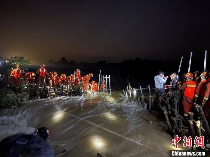 消防員分成左右兩路，同時(shí)發(fā)起決口封堵總攻。　閆旭輝 攝