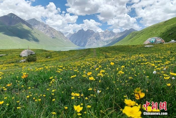 位于青海省果洛藏族自治州久治縣的年保玉則意為“神圣不可侵犯的地方”，山形如蓮花，總面積3469平方公里，保存有冰蝕地貌、冰磧地貌、現(xiàn)代冰川等地質(zhì)遺跡，有“天神后花園”之稱。
<a target='_blank' href='http://www.chinanews.com/'>中新社</a>記者 孫睿 攝