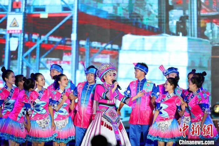 專場晚會上的民族歌舞表演?！涕L嬌 攝