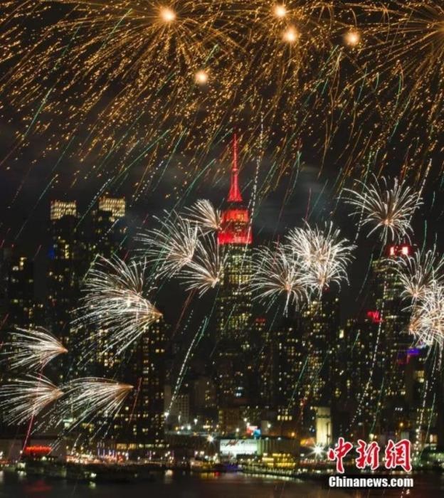 　　2018年，中國(guó)駐紐約總領(lǐng)事館前的哈德遜河上空燃放起焰火，慶祝中國(guó)狗年春節(jié)。