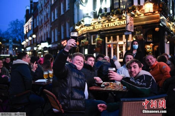 當(dāng)?shù)貢r間2021年4月12日，英國進入放松疫情封鎖措施的第二階段。商鋪、理發(fā)店、健身房等被允許重新開張，酒吧和餐館也可以在室外營業(yè)。據(jù)悉，酒吧解封的第一晚，倫敦大批民眾在市中心喝酒跳舞，場面宛如狂歡節(jié)。