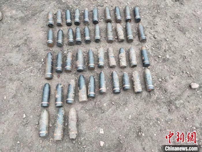 圖為發(fā)現(xiàn)的遺留炮彈。　特日格樂 攝