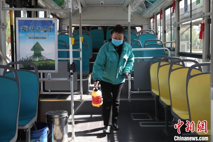 工作人員正在對(duì)公交車進(jìn)行消殺。　于晶 攝