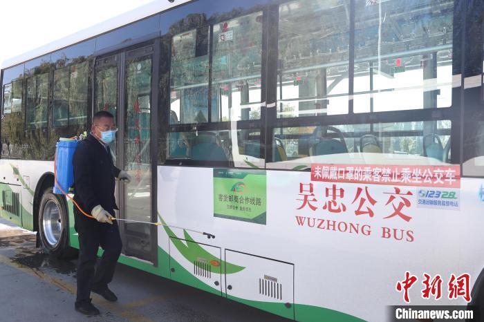 工作人員正在對(duì)公交車進(jìn)行消殺?！∮诰?攝