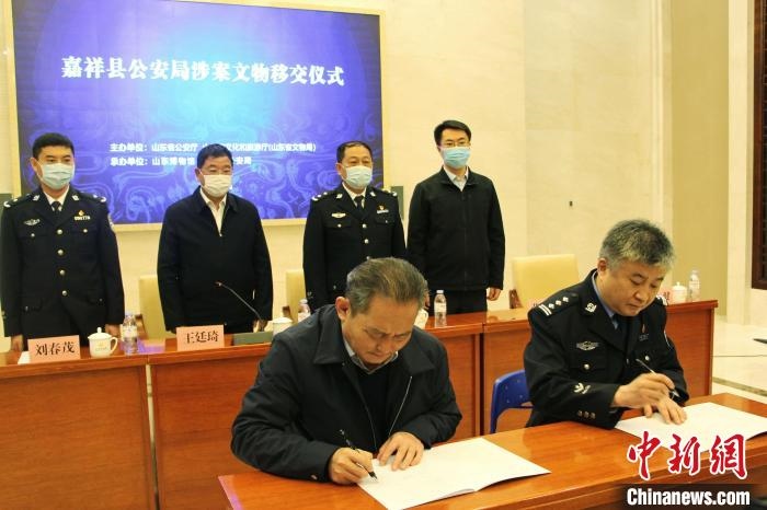 山東博物館館長鄭同修和嘉祥縣人民政府副縣長、公安局局長趙健簽署移交協(xié)議?！≮w曉 攝