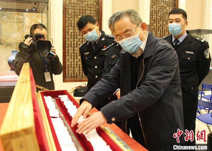 山東博物館館長鄭同修介紹涉案文物龍首錯銀木柲銅杖?！≮w曉 攝