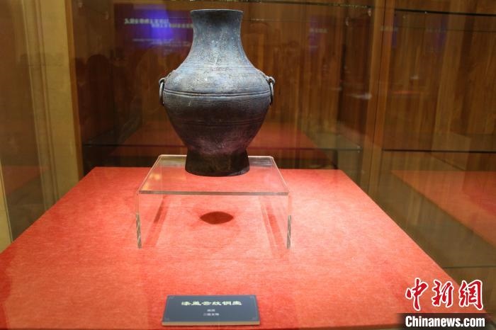 二級文物戰(zhàn)國時期漆蓋云紋銅壺?！≮w曉 攝