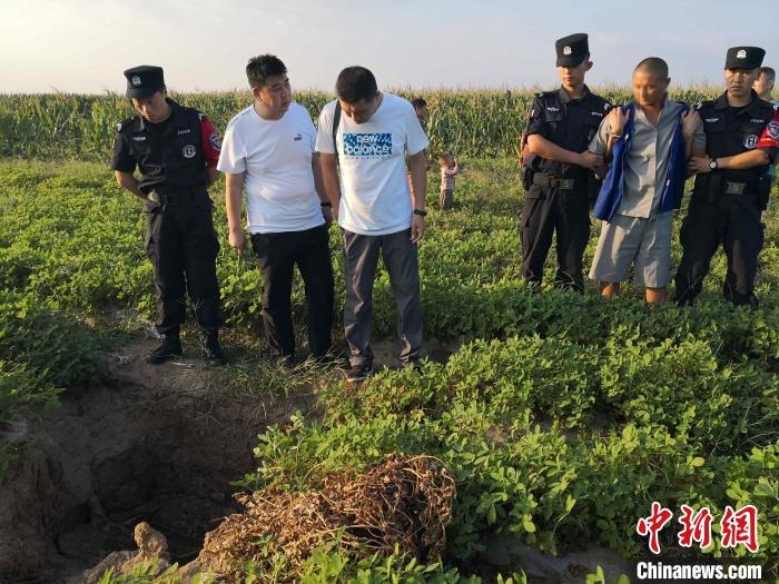 資料圖：犯罪嫌疑人辨認作案現(xiàn)場?！〖蜗榭h公安局供圖