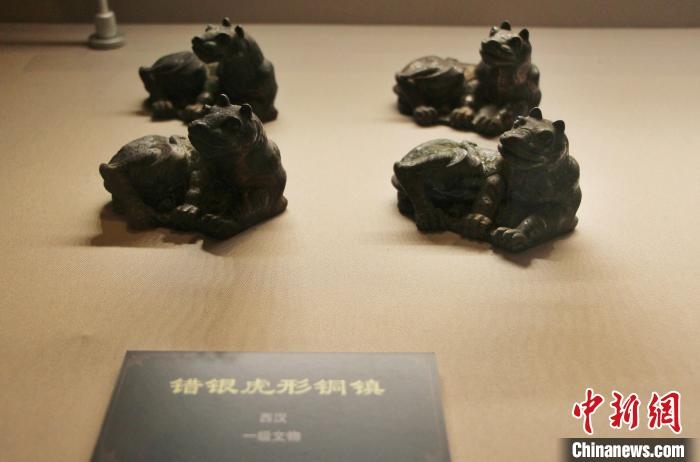 一級文物錯銀虎形銅鎮(zhèn)?！≮w曉 攝