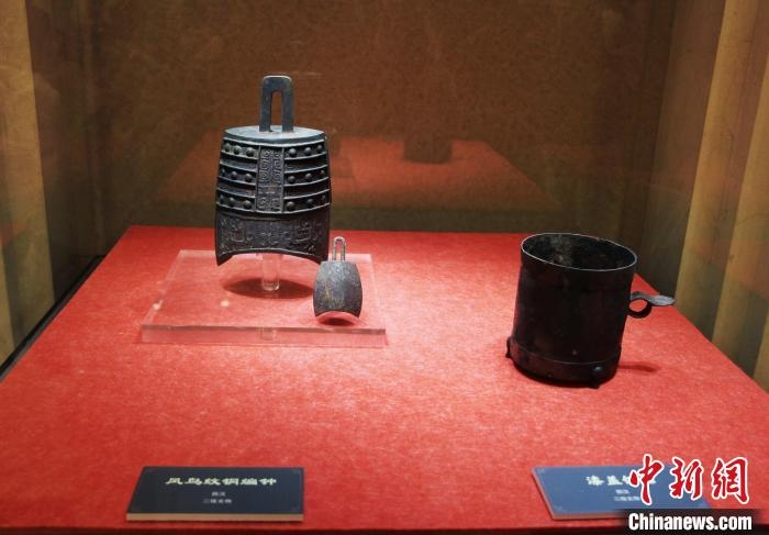 二級文物西漢鳳鳥紋銅編鐘、漆蓋銅卮。　趙曉 攝