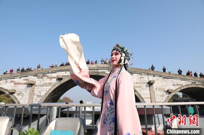 2019京杭對話的大運河京杭雅集活動中，浙江昆劇團國家一級演員楊崑在中國大運河(杭州段)上進行表演?！⌒燔?攝 攝