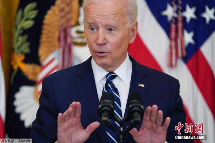 當(dāng)?shù)貢r(shí)間3月25日，美國(guó)總統(tǒng)拜登舉行了上任60多天來(lái)的首場(chǎng)正式新聞?dòng)浾邥?huì)，回答了邊境危機(jī)、控槍、基建計(jì)劃等熱點(diǎn)問(wèn)題。