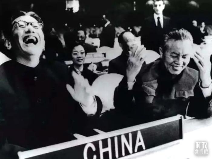 △1971年11月15日，以外交部副部長喬冠華(左一)為團長、黃華(右一)為副團長的中國代表團，首次出現(xiàn)在聯(lián)合國大會上。(資料圖)