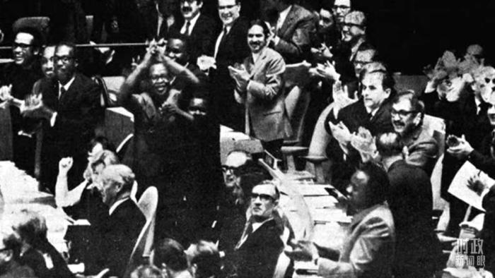 △第2758號決議通過后，現(xiàn)場爆發(fā)出熱烈歡呼聲。(資料圖)