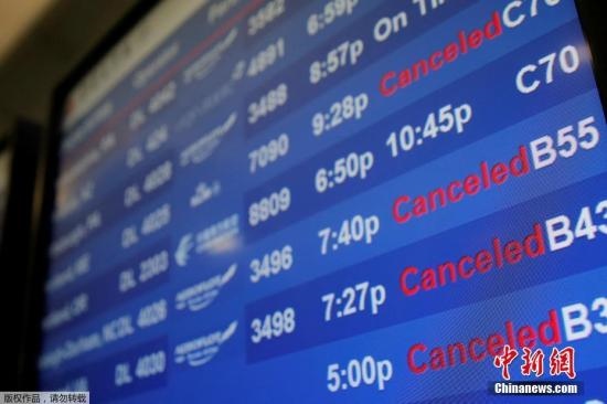 水管破裂造成第四航站樓的多家航班延誤或取消。圖為航站樓內(nèi)的電子公告牌顯示航班信息。