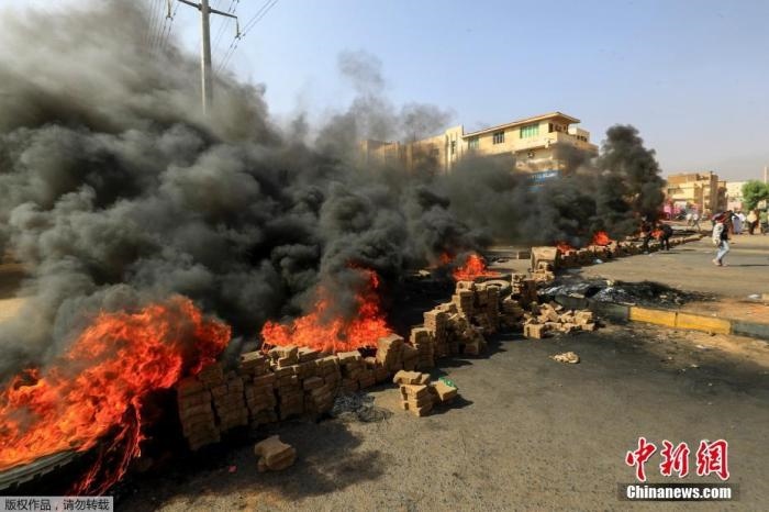 當?shù)貢r間10月25日，蘇丹局勢發(fā)生突變，過渡政府總理被“綁架”，政府部長被軍方抓捕，國家進入緊急狀態(tài)，大量民眾走上街頭對軍方行動進行抗議，已有7人在抗議活動中死亡，140人受傷。圖為抗議活動中燃燒的輪胎。