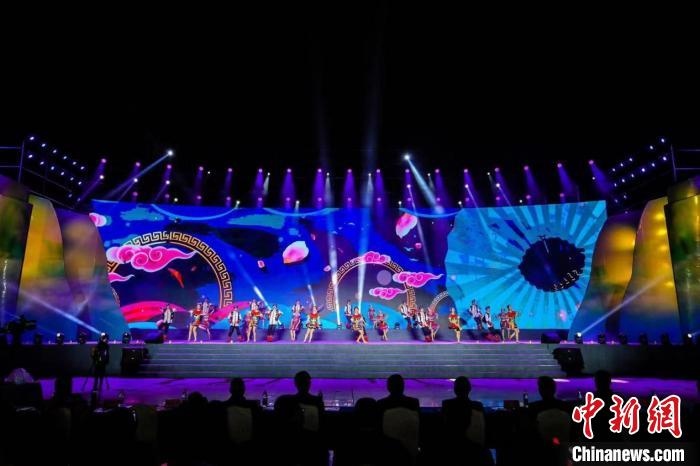 圖為中國·重慶秀山第二屆“金山銀山”文化旅游節(jié)開幕現(xiàn)場(chǎng)。　秀山縣文旅委供圖