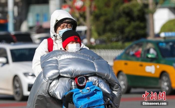 資料圖：市民在大風(fēng)降溫天氣下出行。 <a target='_blank' href='http://www.chinanews.com/'>中新社</a>記者 賈天勇 攝