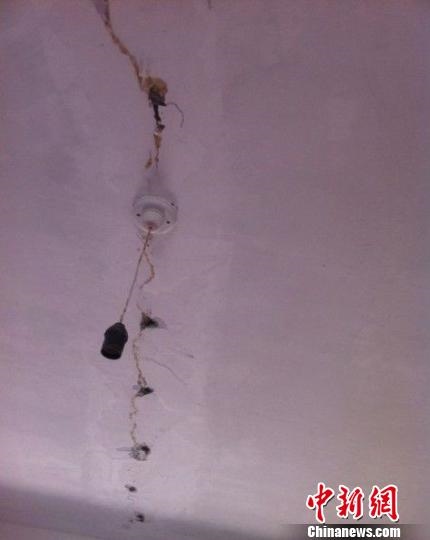 資料圖：房頂開裂。