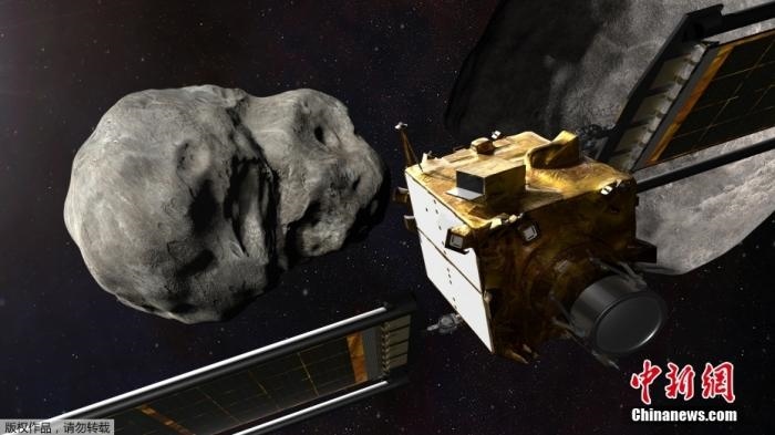 當(dāng)?shù)貢r(shí)間11月4日，法新社公布了兩張來自美國宇航局的太空效果圖，畫面顯示一艘宇宙飛船從小行星后面進(jìn)行撞擊。據(jù)悉，美國宇航局計(jì)劃讓一艘以每小時(shí)24000公里的速度飛行的宇宙飛船撞上一顆小行星以進(jìn)行“行星防御”測試，雖然地球尚且沒有面臨如此緊迫的危險(xiǎn)。