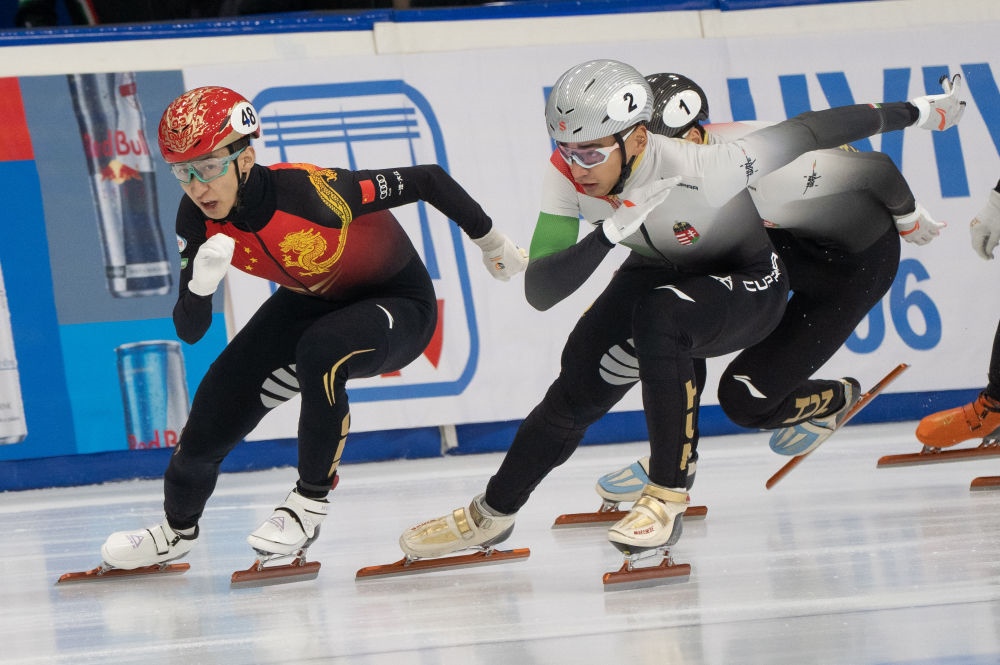 11月20日，中國選手武大靖(左)和匈牙利選手劉少林在比賽中。劉少林奪得冠軍，武大靖獲得第四名。新華社發(fā)(弗爾季·奧蒂洛 攝)