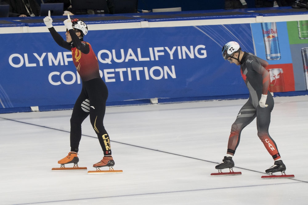 11月20日，任子威(左)在比賽后慶祝。新華社發(fā)(弗爾季·奧蒂洛 攝)