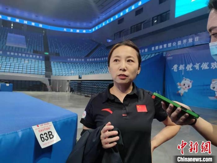 中國滑冰協(xié)會主席、前中國短道速滑隊(duì)主教練李琰表示，”冰雪惠民計劃“能推動更多人上冰 郝凌宇 攝