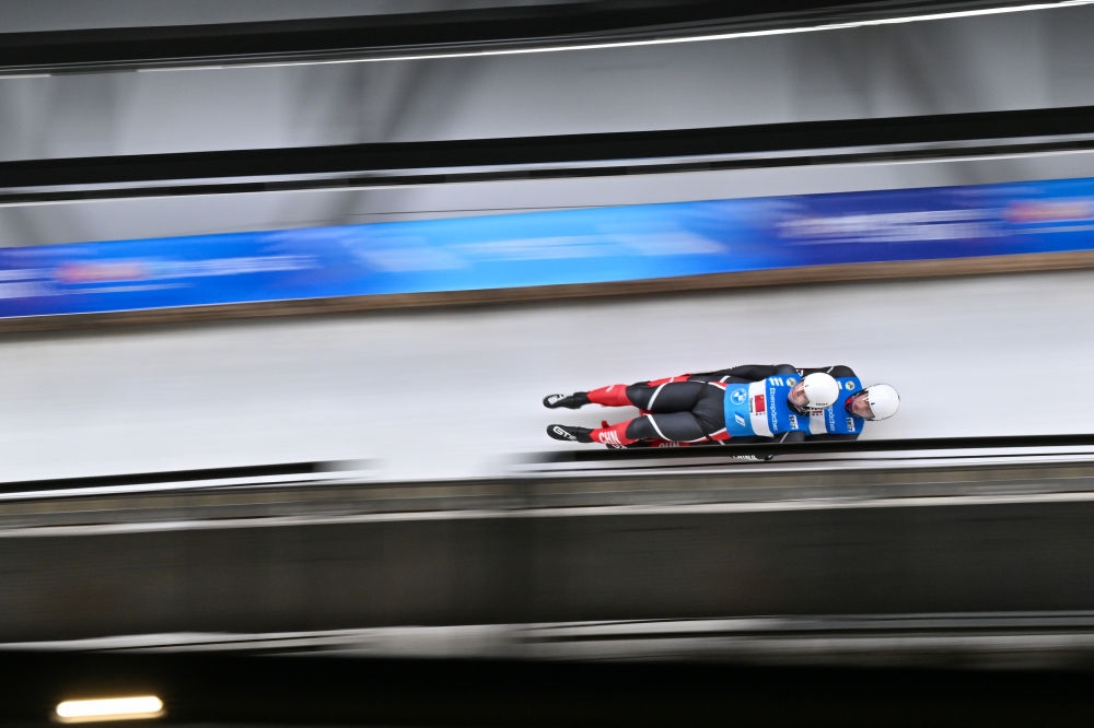 11月21日，“相約北京”國際雪橇聯(lián)合會雪橇世界杯，中國選手黃葉波/彭俊越在團(tuán)體接力比賽中。新華社記者陳益宸攝