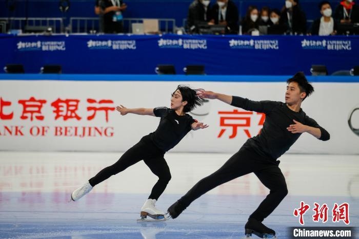 圖為隋文靜、韓聰在測試賽期間進行官方訓(xùn)練 王洋 攝