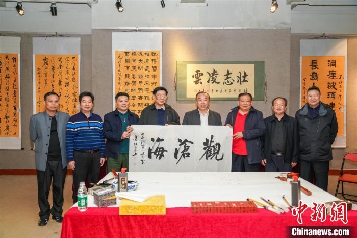 圖為百名將軍書畫展活動現(xiàn)場。　宋秀杰 攝 攝