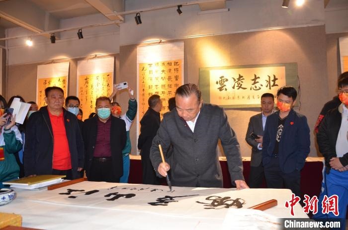 圖為“鐵軍老戰(zhàn)士”、著名書法家、解放軍報原副總編輯連俊義少將現(xiàn)場揮毫?！☆佇玛?攝 攝