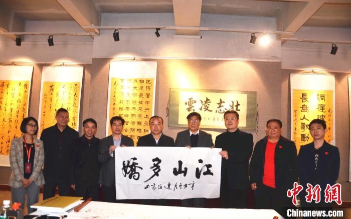 圖為百名將軍書畫展活動現(xiàn)場?！☆佇玛?攝 攝