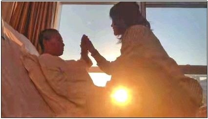 每天早上媽媽醒來后，母女倆都會迎著晨曦握手、擊掌?！∫曨l截圖