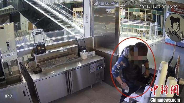 嫌疑人實(shí)施犯罪行為的監(jiān)控視頻?！↑S浦公安供圖