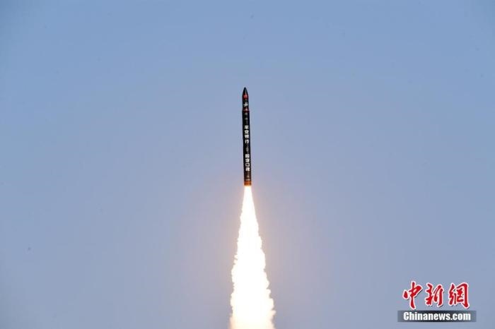 北京時(shí)間2021年12月7日12時(shí)12分，谷神星一號(hào)遙二運(yùn)載火箭在中國(guó)酒泉衛(wèi)星發(fā)射中心成功發(fā)射升空，將搭載的天津大學(xué)一號(hào)、麗澤一號(hào)、寶醞號(hào)、金紫荊五號(hào)、金紫荊一號(hào)03星等5顆小衛(wèi)星順利送入預(yù)定軌道，發(fā)射任務(wù)獲得圓滿(mǎn)成功。汪江波 攝