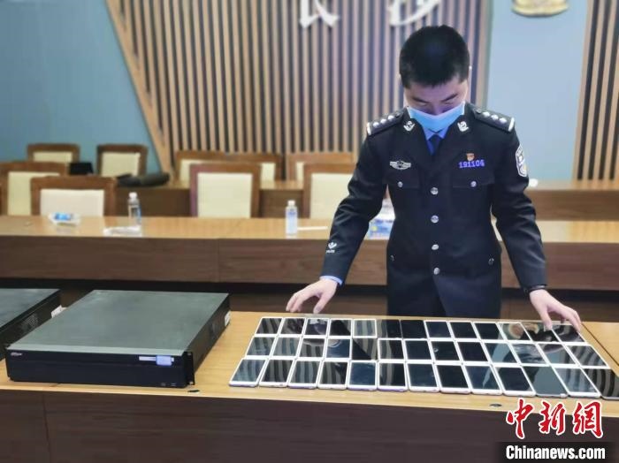 民警展示作案工具。　長(zhǎng)沙市公安局供圖