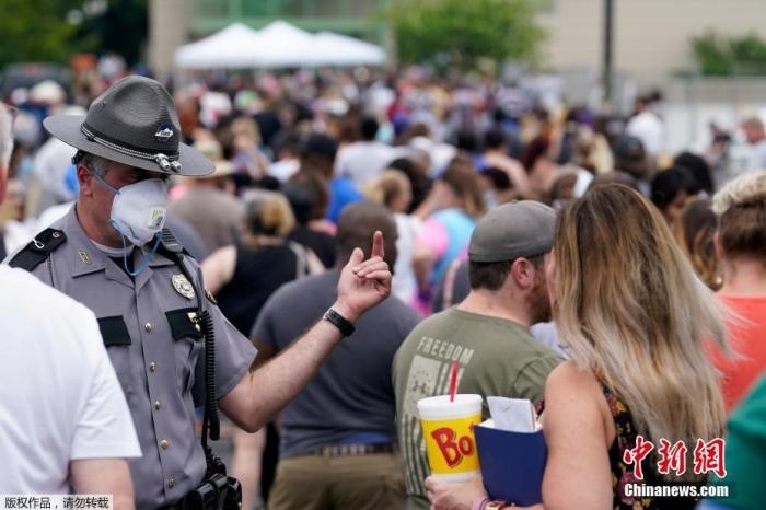 當?shù)貢r間6月17日，美國肯塔基州國會大樓外，上千名在疫情期間失業(yè)的美國民眾在此排隊等候進入大樓。據(jù)悉肯塔基州在疫情期間開設(shè)了臨時失業(yè)辦公室。