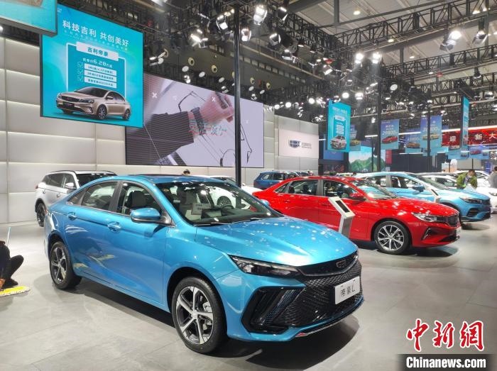 長沙國際車展上展出的汽車?！√菩∏?攝