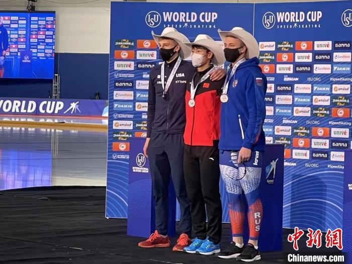 寧忠?guī)r在頒獎儀式上?！『邶埥◇w育局提供