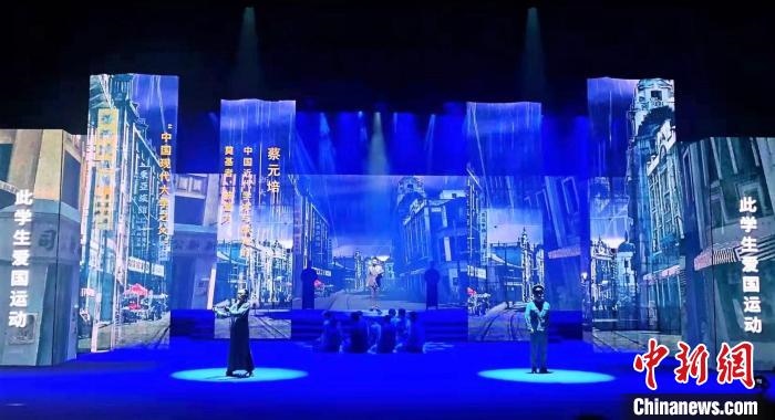 圖為“百年風(fēng)華”大型音樂史詩劇現(xiàn)場。　劉海靈 攝