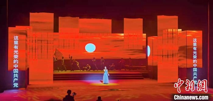 圖為“百年風(fēng)華”大型音樂史詩劇現(xiàn)場?！⒑ｌ` 攝